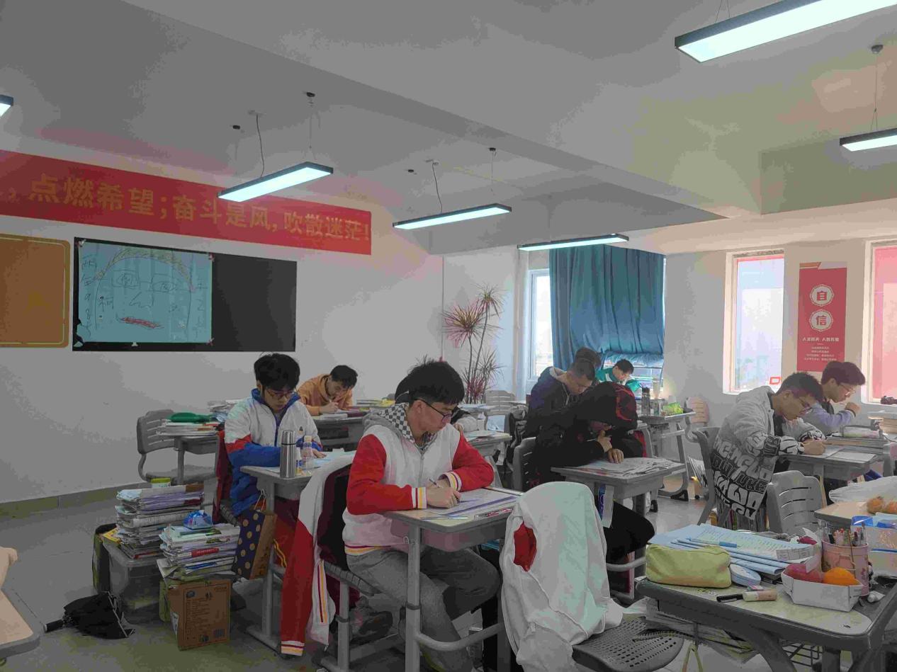 2025041607543898 黄师中高考学校 9f08deaaf48482c28622189d9794f35