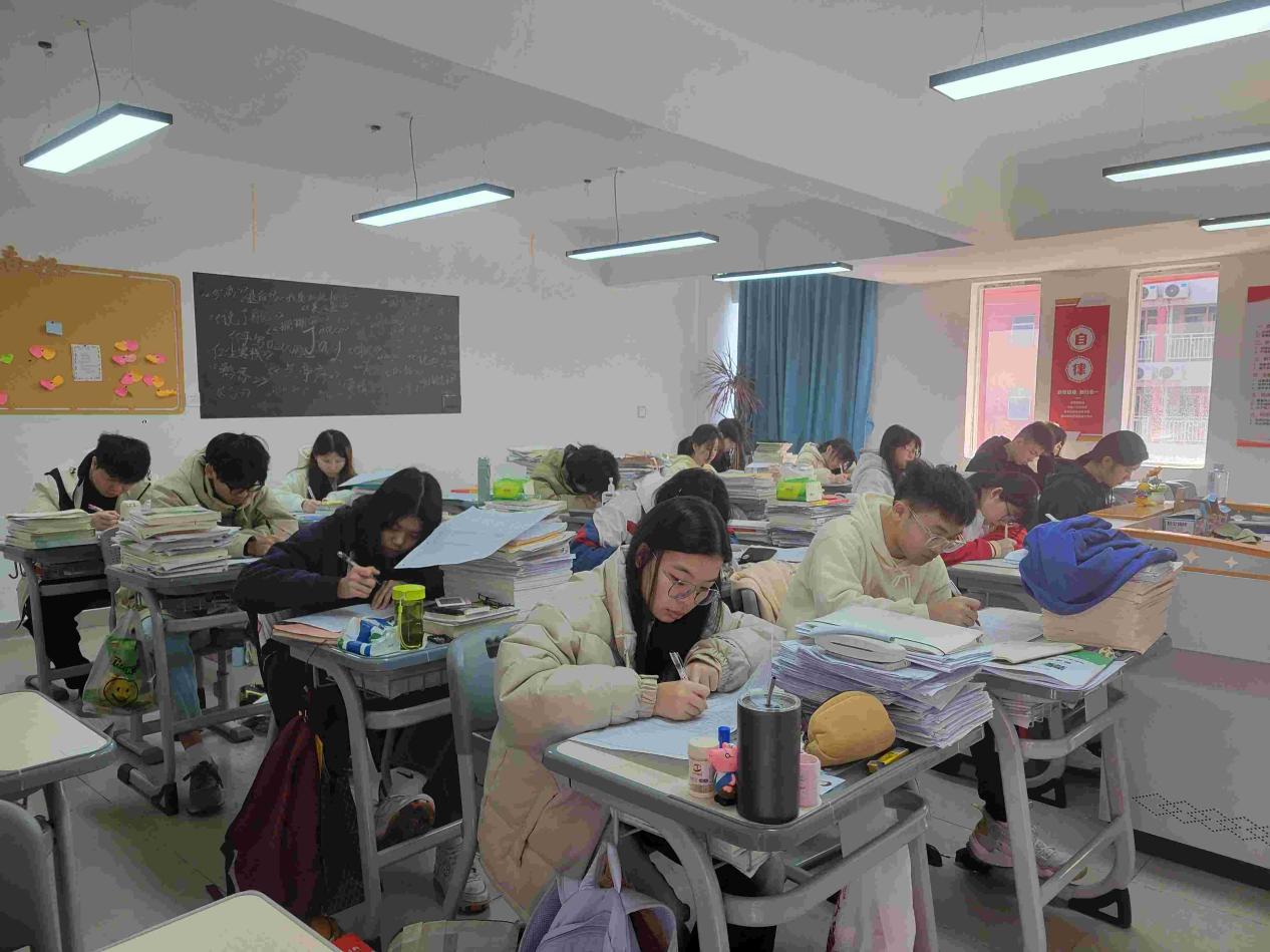 2025041607544198 黄师中高考学校 927a0a54eb6927eaa03765731329720