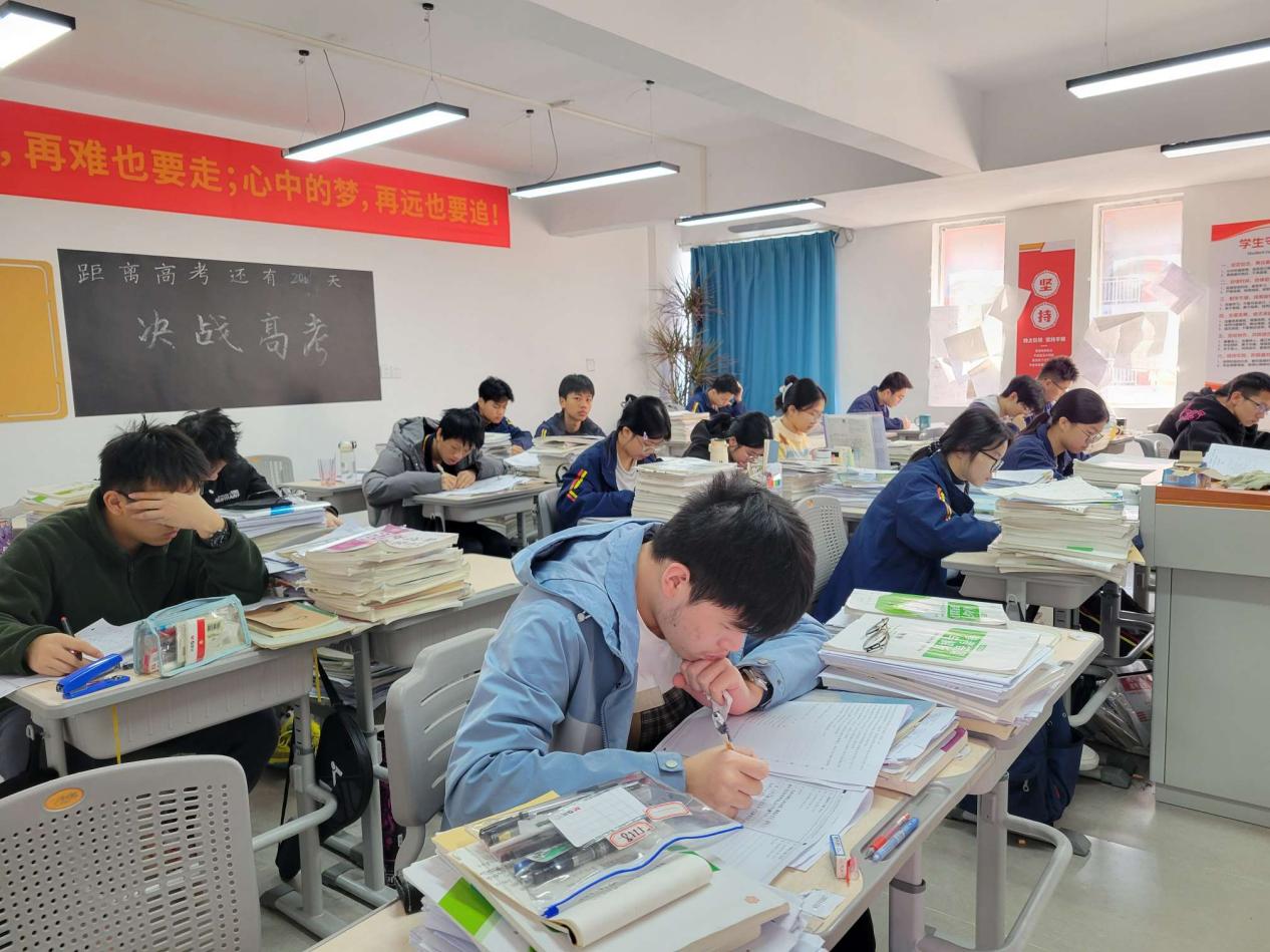 2025041607544455 黄师中高考学校 89b715518378ea554343f5f0a770196