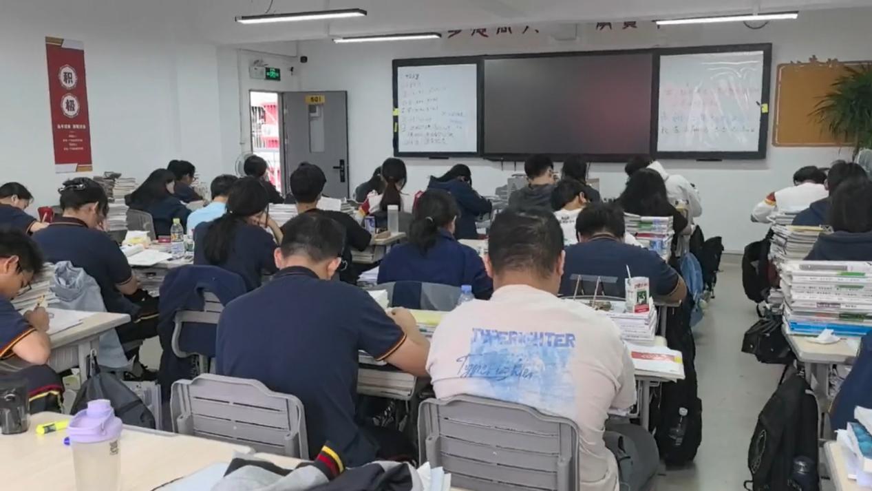 2025041608532495 黄师中高考学校 1743146635454