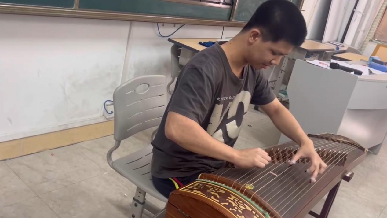 2025041609482556 黄师中高考学校 1734663076883