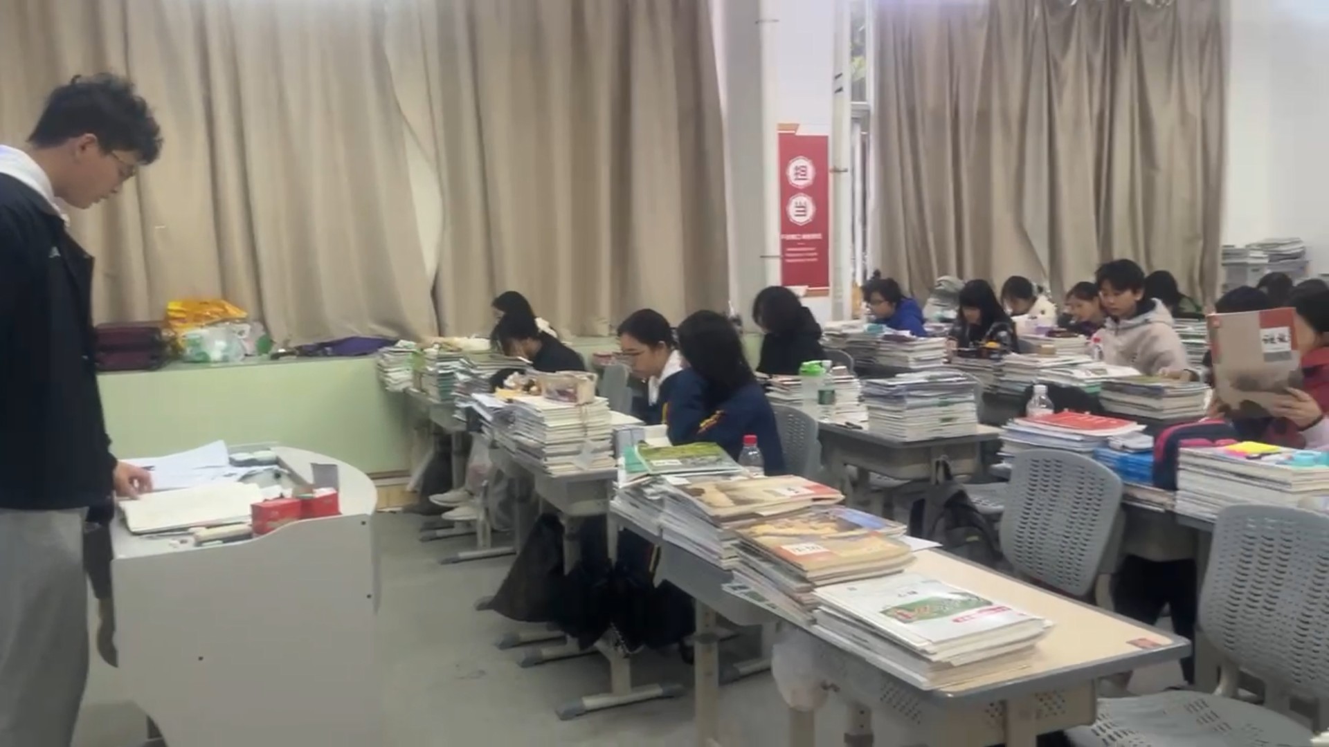 2025041702565942 黄师中高考学校 1734665442881