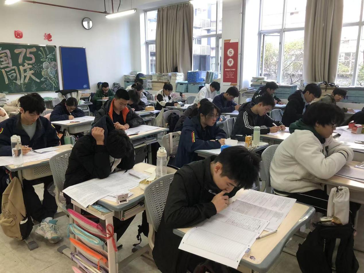 2025041702581230 黄师中高考学校 2102342b3c29f10dbdb6fcf5e25a5af