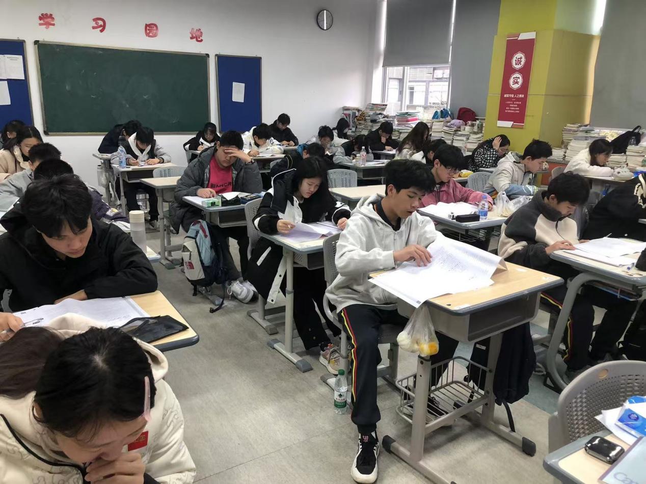 2025041702581525 黄师中高考学校 fa7d86cdad8e4f24060cc670671fc3f