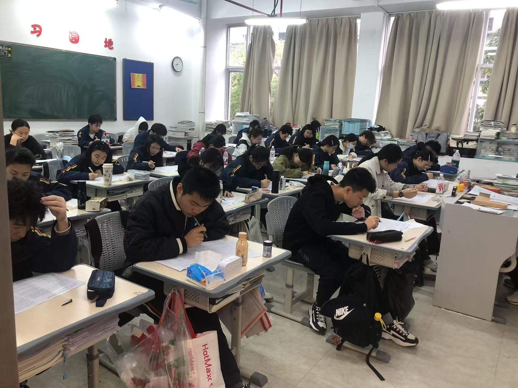 2025042803081899 黄师中高考学校