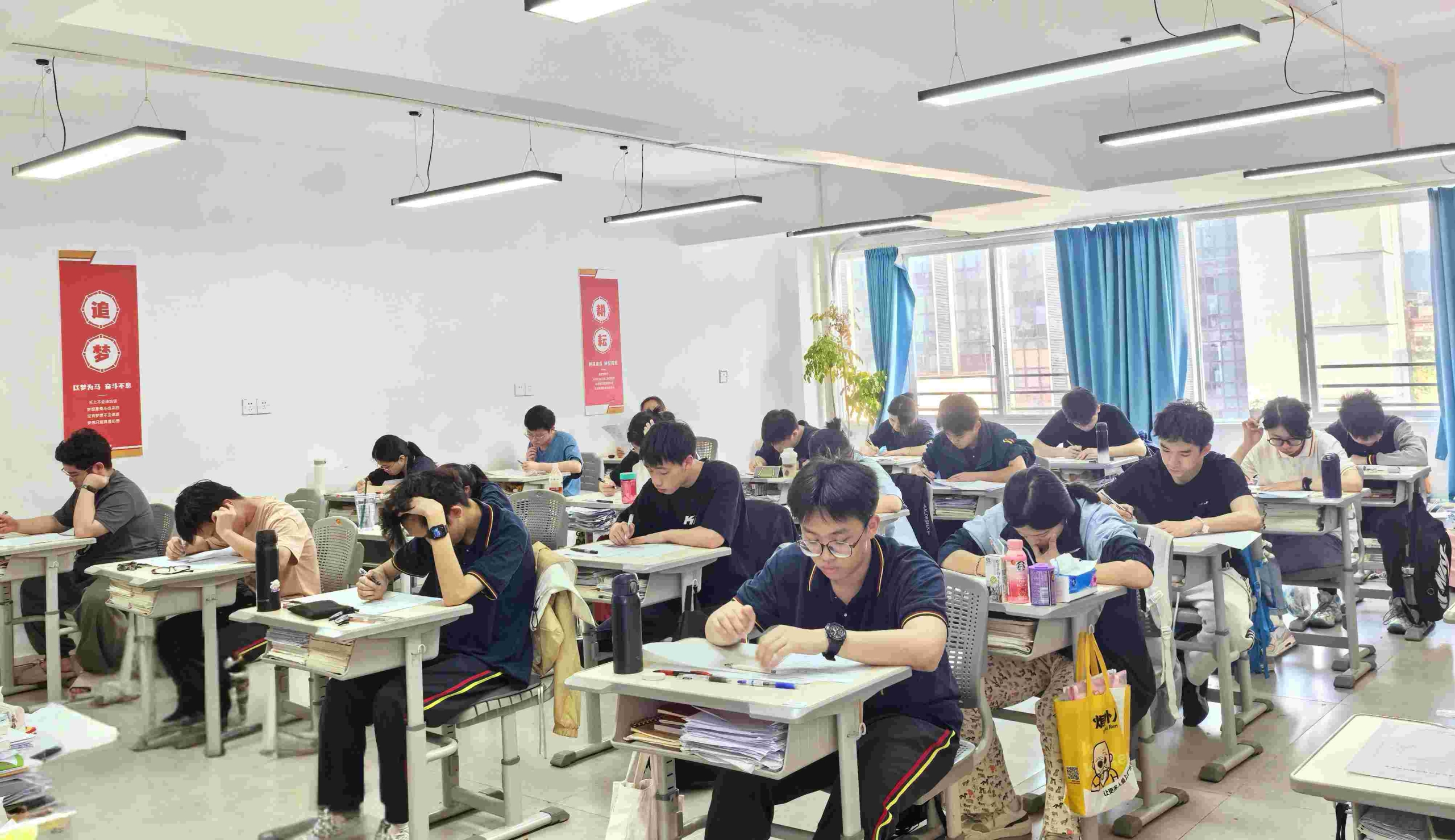 2025082909241223 黄师中高考学校 2025042909285828 黄师中高考学校