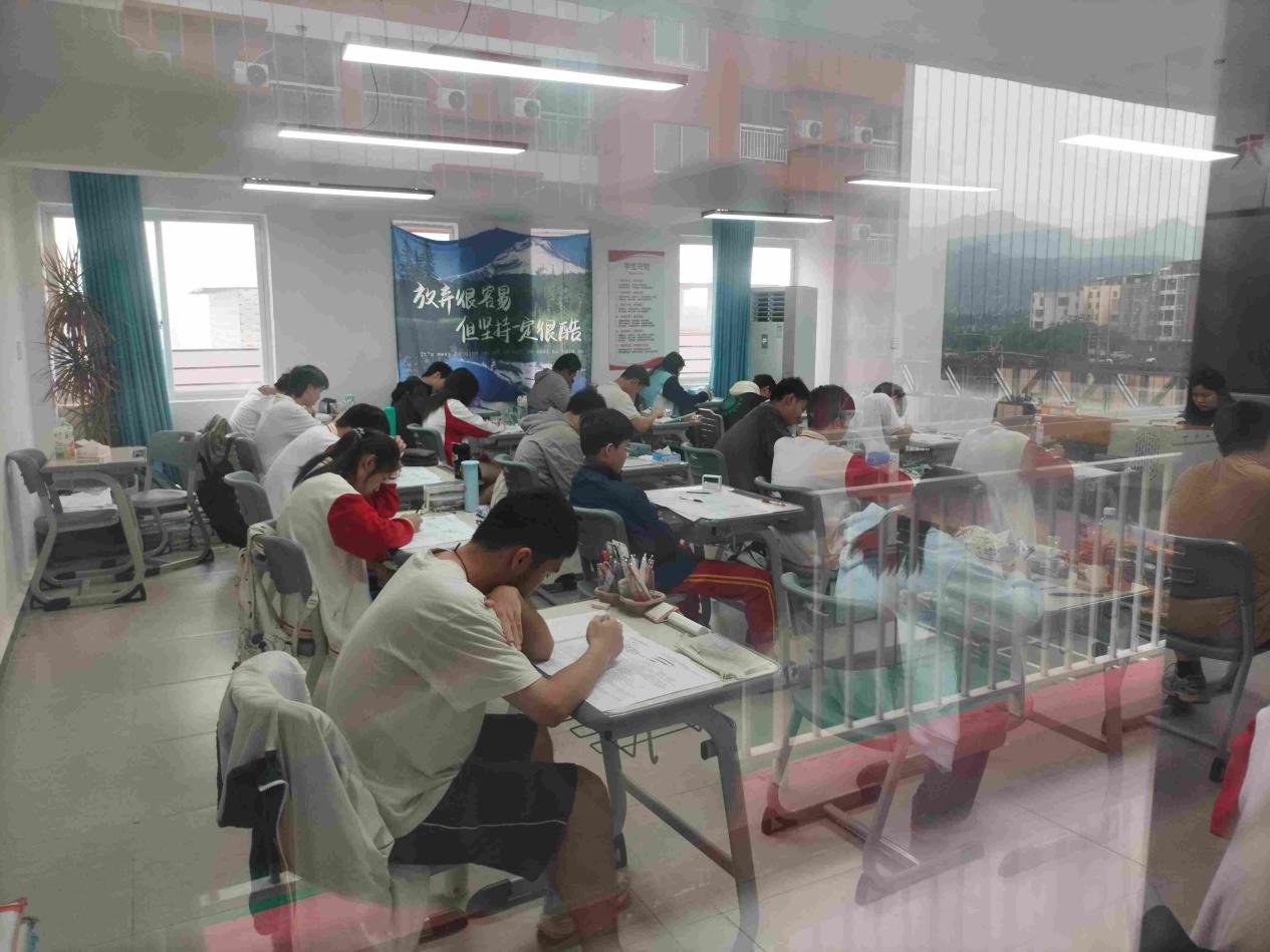 2025082909543492 黄师中高考学校 2025061301463437 黄师中高考学校