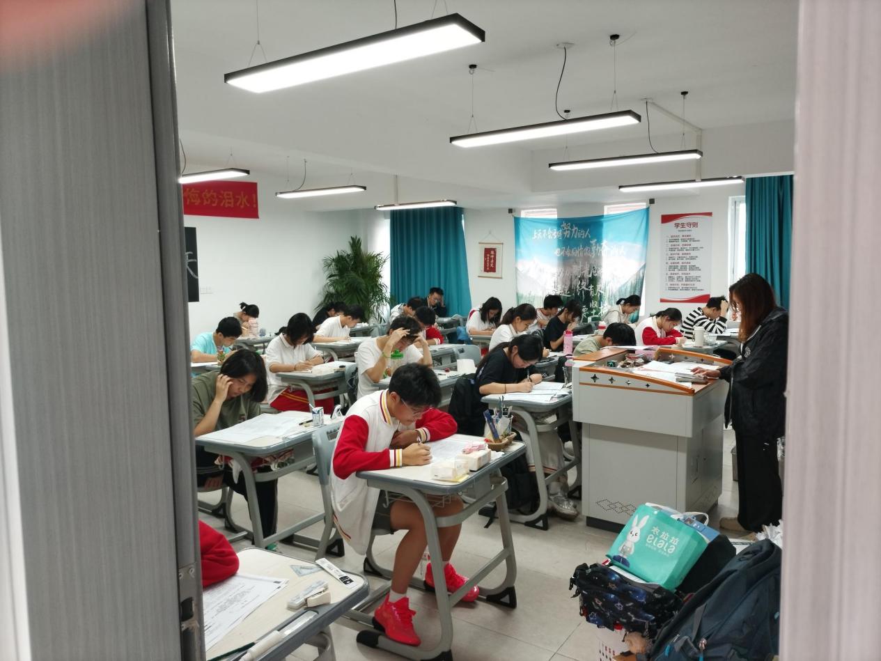 2025082909543872 黄师中高考学校 2025061301463877 黄师中高考学校