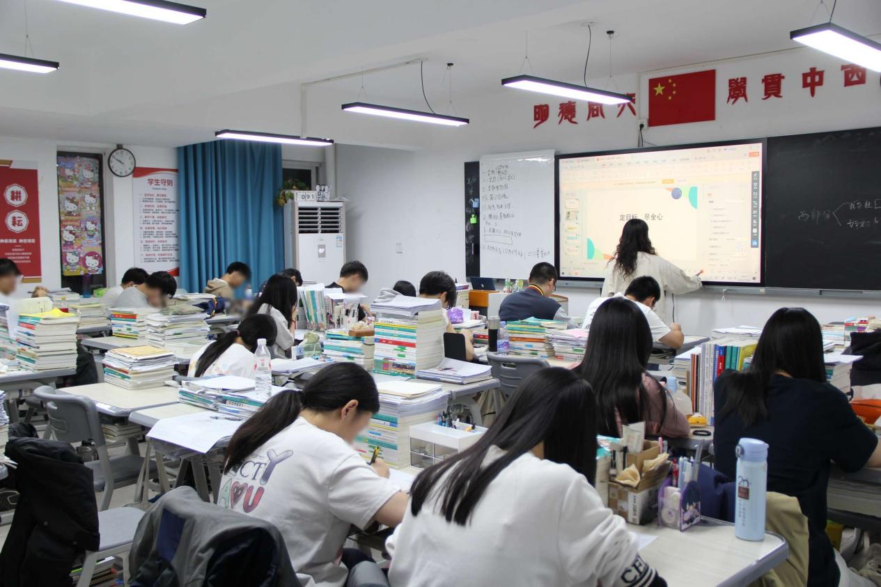 2025120309052451 黄师中高考学校 班会 3