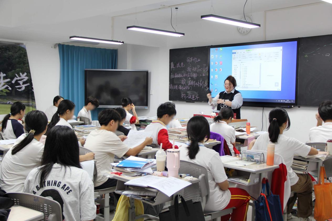 2025120309052836 黄师中高考学校 班会 2